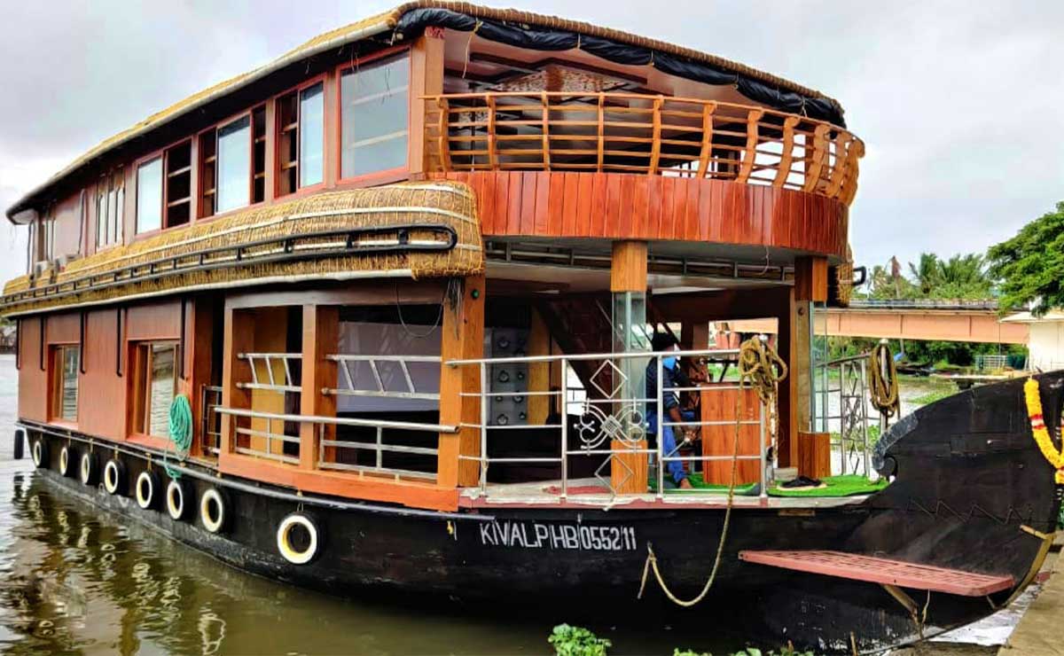 houseboat